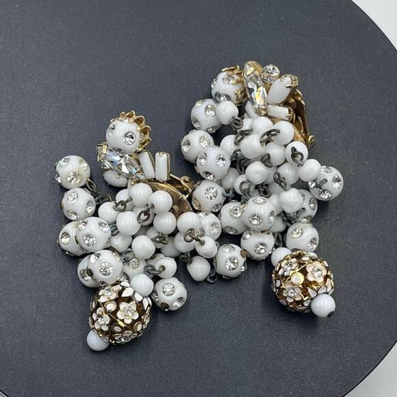 Hattie Carnegie Vintage Signed White Beaded Cluster Cha Cha Clip On Earrings - Picture 8 of 14